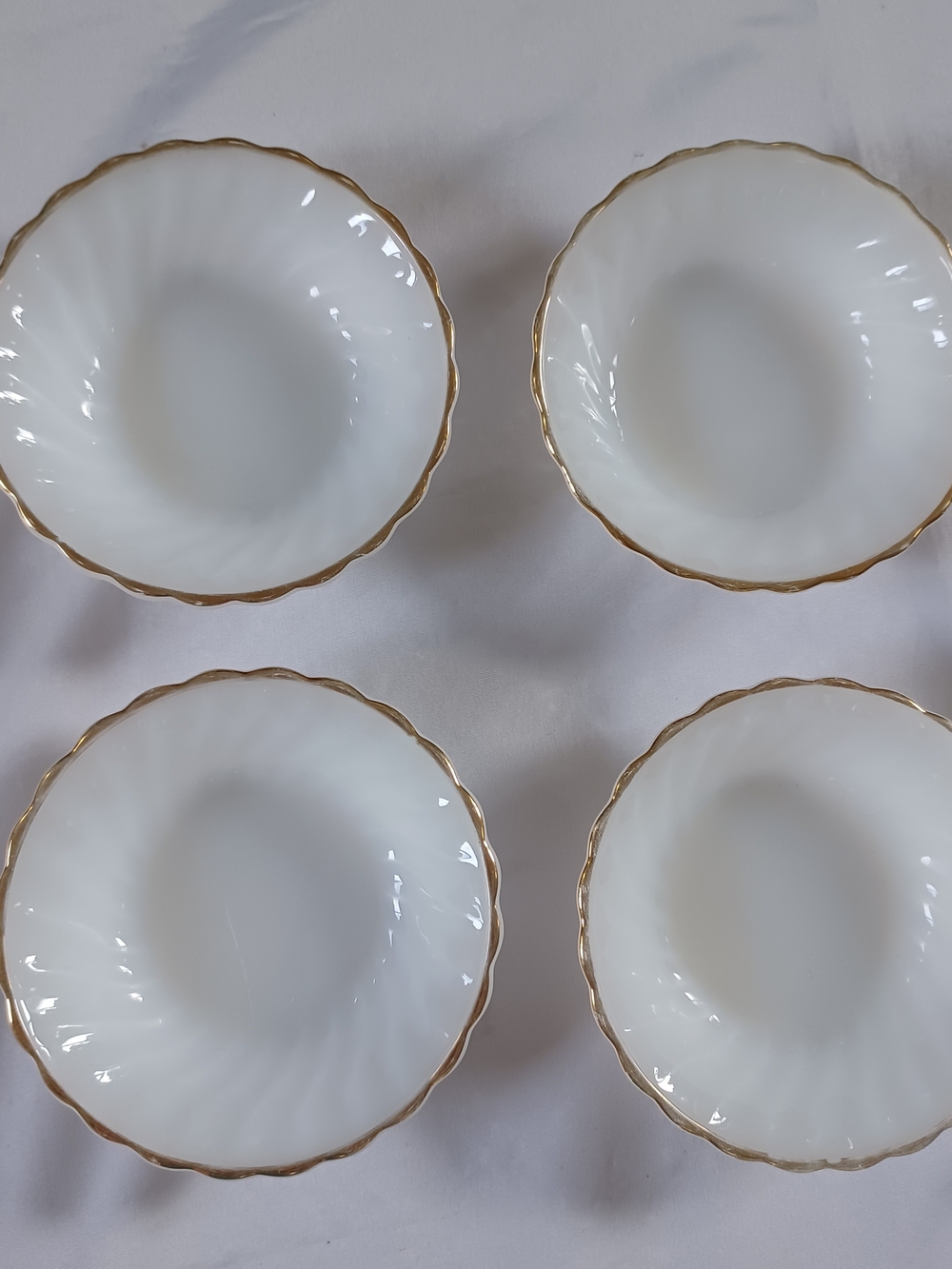 Vintage Anchor Hocking 4 Small Fruit Bowls Swirl White Gold Milk Glass Suburbia